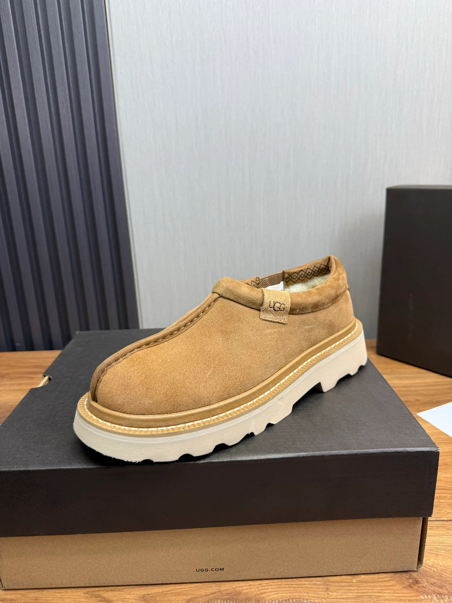 Men's shoes 💰560💰 New UGG fur integrated men's simple and fashionable snow boots. The most worth buying at the end of this year are warm casual shoes. Whether you are out and about at home, their comfortable and warm performance will be your most suitable fashion companion! The material is cowhide upper and imported wool is used inside. Warm and comfortable! The eva+ rubber patch outsole is cushioned, non-slip and wear-resistant, and has good elasticity. It is light and wear-resistant, comfortable and soft, and the new simple cut is more fashionable. It has both practicality and fashion sense, so you no longer have to worry about how to match it in winter, while still maintaining your fashionable taste. High-quality genuine wool. Look at the details for the material! Size: 39-40-41-42-43-44-44 sneaker size